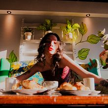 esperando en el café. Fine-Art Photograph, Photograph, Fashion Photograph & Instagram Photograph project by Agustin Smirnoff - 06.26.2025