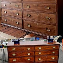 Bank of drawers. Un progetto di DIY, Design e creazione di mobili, Restauro, upc, cling di mobili, Upc, cling e Falegnameria  di oliver_matthews - 27.06.2025