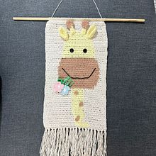 tapiz jirafa. Un proyecto de Decoración de interiores, DIY, Tejido, Crochet, Diseño de moda y Diseño textil de virmilanesio - 27.06.2025