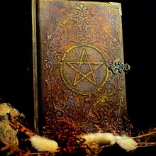Grimório Pentagrama Ein Projekt aus dem Bereich Buchbinderei, H, werk und Artistische Fotografie von jhonatasgeisteira - 30.06.2025