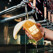 Wish You Beer. Un progetto di Br, ing, Br, identit, Design digitale, Graphic design e Design di loghi di Nathalia Mansur - 02.07.2025