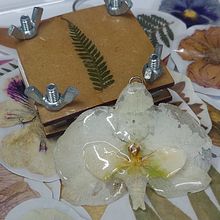 Resina+flores. Un projet de Création d'accessoires, Design de bijoux, DIY , et Artisanat de Esly Medina - 08.07.2025