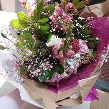 Ramo floral. Een project van  Interieurdecoratie, DIY, Bloem- en plantenschikken, Interieurontwerp, L y scaping van Ximena Martinez Morales - 12.07.2025