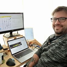 Escritorio compacto para desarrollo de software. Un proyecto de Carpintería de Dennis Mayr - 14.07.2025