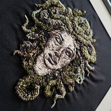 Medusa. Bordado, Design de personagens, DIY, e Design têxtil projeto de Lívia Barbara Puskás - 14.07.2025