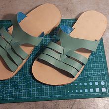 Summer leather sliders. Accessor, Design, Arts, Crafts, and Shoe Design project by mariemmm - 07.14.2025