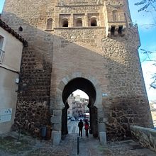 Umbrales en el atardecer de Toledo. Un projet de Illustration architecturale, Dessin, Illustration à l'encre, Carnet de croquis , et Esquisse  de Nicolás Ordoñez - 16.07.2025