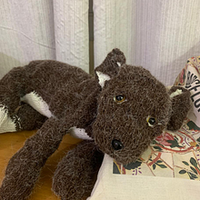 Puppy: Knitted with yarn. Un proyecto de DIY, Tejido de punto, Artesanía y Diseño de Tooba Samad - 16.07.2025