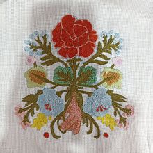 Técnica de bordado con punto atrás . Un projet de Broderie , et Design textile de Lula Escoto Campos - 21.07.2025