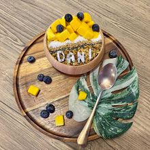 Mango Smoothie Bowl. Un projet de Photographie numérique, Photographie gastronomique, Photographie pour Instagram, Photographie lifest, le, Photographie smartphone, Retouche photographique, Photographie, Photographie de produits, Réseaux sociaux, St , et lisme culinaire de Dani Venter - 29.07.2025