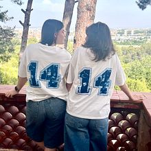 DISEÑO DE CAMISETAS. Un projet de Artisanat, Beaux Arts, Estampe, Photographie argentique, DIY, Design graphique, Design textile, Design  , et Photographie de veronica_devicente - 29.07.2025