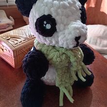 panda abrazable. Un proyecto de Diseño de juguetes, Artesanía, Tejido, Crochet, Amigurumi y Diseño textil de Giselle Arzate - 06.08.2025
