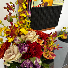 Flower composition exotic . Een project van  Interieurdecoratie, DIY, Bloem- en plantenschikken y  Interieur van Kristina Glusko - 08.08.2025