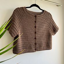 Camisa Estefa 🧶🤎. Un progetto di Uncinetto, Fashion design, DIY, Fiber Art e Textile Design di monimonkey - 11.08.2025