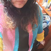 Cárdigan con mangas tipo campana. Un projet de St, lisme, DIY, Art textile, Crochet , et Design textile de nandasotomoncada - 11.08.2025