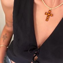 CRUZ. Un proyecto de Diseño de complementos, Diseño de moda, Diseño de jo y as de Martha Pepe Garcia - 12.08.2025