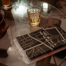Fotolivro Mataram um boe na rua de cima. Een project van  Ontwerp, Grafisch ontwerp y Fotografie van eversonandrad - 13.08.2025