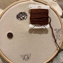 Projeto final curso de joias bordadas. Un proyecto de Bordado, Diseño de jo, as y Diseño textil de Adlla Vergaças - 15.08.2025