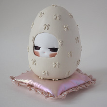 A Pretty Egg. Un proyecto de Artesanía, DIY, Diseño de personajes, Creatividad, Tejido, Costura, Papercraft, Diseño de juguetes, Escultura, Art to y Needle felting de Yeo Mei Ying yeo - 18.08.2025