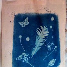 CYANOTYPE SUR TOTEBAG. Een project van Craft, DIY, Graveren,  Analoge fotografie,  Beeldende kunst, Fotografie y Printen van laureanne_1 - 18.08.2025