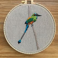 La Voz de Mi Abuela. Embroider, Traditional illustration, and Textile Design project by Melisa Oliva - 08.19.2025