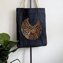 Embroidery on denim tote. Een project van Borduurwerk, Craft, Naaiwerk,  Modeontwerp, DIY y Patroonontwerp en kleermakerij van Marie Christina D - 21.08.2025