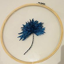 Flor azul. Un progetto di Design di accessori, Illustrazione botanica, Ricamo e Textile Design di Vanessa Andreazza - 23.08.2025