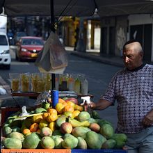 Vidas que resisten: dignidad en cada jornada. Un projet de Audio, Communication, Photographie numérique, Narration, Écriture de non-fiction, Photographie, Stor , et telling de jagaviria3 - 25.08.2025