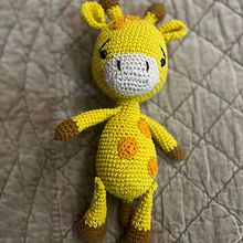 Jirafa Amarilla Ein Projekt aus dem Bereich Amigurumi, H, werk, Crochet, Textildesign und Spielzeugdesign von Gloria Ubilla Espinoza - 27.08.2025