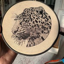 Bordado hilo negro. Un proyecto de Dibujo, Bordado, Tejido, Ilustración tradicional, Dibujo realista y Diseño textil de angebruneldono - 27.08.2025