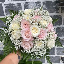 Buquê de Rosas. Un projet de Décoration, DIY, Art floral et végétal, Design d'intérieur, Pa , et sagisme de amandasbcontact - 28.08.2025