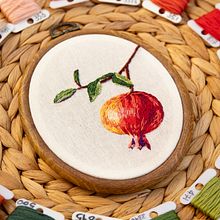 pomegranate embroidery. Un projet de Broderie, Illustration traditionnelle , et Design textile de Noa - 08.09.2025