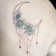 Luna y girasoles. Desenho de tatuagens, Ilustração botânica, Desenho, Ilustração digital, Ilustração naturalista e Ilustração tradicional projeto de Francisca Moreno - 08.09.2025
