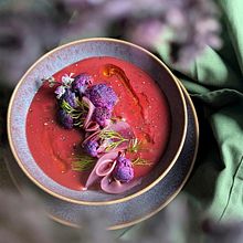Floral beetroot soup with blurry plays. Fotografia digital, Fotografia gastronômica, Fotografia para Instagram, Fotografia Lifest, le, Fotografia com celular, Retoque fotográfico, Fotografia, Fotografia do produto, Redes sociais, Food St, e ling projeto de Judith de Gavarelli - 10.09.2025