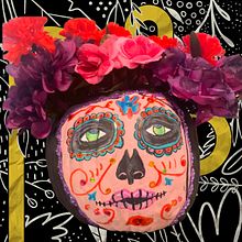 La Catrina : Acrylique sur citrouille. Un projet de Illustration traditionnelle, DIY, Beaux Arts, Peinture, Narration, Créativité, Art conceptuel, Peinture acr , et lique de Charito Guillermo - 21.09.2025