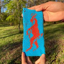 Estuche Jacquard: Macho Cabrio . Un progetto di Uncinetto, Design di accessori, DIY, Pattern design, Fiber Art e Textile Design di Josefina Arriagada Ullrich - 24.09.2025