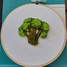 Un sabroso Brocoli. Bordado, Tecido, Ilustração tradicional, Punch needle, e Design têxtil projeto de stephaniedelacerda - 30.09.2025