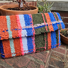 Plaid Clutch. Un proyecto de Artesanía, Bordado, DIY, Tejido, Punch needle y Diseño textil de Lauren O'Neill - 04.10.2025