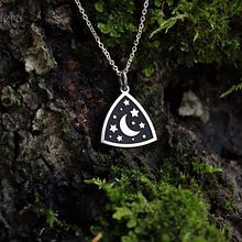 Joyas de plata inspiradas en lunas y el universo en un bosque de musgo. Un projet de Photographie , et Design de bijoux de edurneg - 04.10.2025