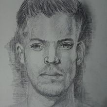 Un joven llamado Mateo. Een project van  Artistieke tekening,  Beeldende kunst,  Portrettekening, Realistische tekening y  Schetsen van LI MIZAR - 05.10.2025