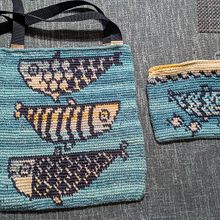 Fish Tote with Zippered Pouch. Projekt z dziedziny Sz, dełkowanie, Projektowanie dodatków, DIY, Pattern design,  Tkactwo, Wzornictwo tekst i liów użytkownika Stephanie Peaden - 13.10.2025