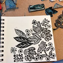 Abschlussprojekt zu Skizzenbuch mit handgemachten Stempeln. Projekt z dziedziny Trad, c, jna ilustracja, Pattern design, Stemple, Sketchbook i Grawerstwo użytkownika Susanne Taudte - 14.10.2025