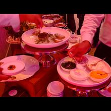 Cómo comentaste es un hosting table de recepción  con muchos elementos y alturas . Projekt z dziedziny Dekoracja wnętrz, Projektowanie wnętrz i Marketing na Instagramie użytkownika EDUARDO CABANERIO CHAVEZ - 19.10.2025