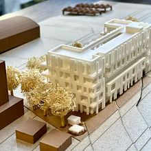 Maquete TCC Centro de Apoio e Acolhimento para desabrigados climáticos. Projekt z dziedziny  Architektura, Projektowanie powierzchni h, low, ch i Papercraft użytkownika Nicole Silvestri Silveira - 22.10.2025