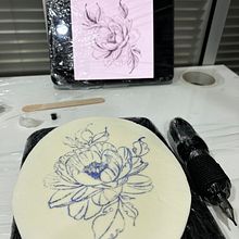 Projeto final flor peonia . Projekt z dziedziny Projektowanie tatuaż, Trad, c, jna ilustracja, R i sunek botaniczn użytkownika Bia Figueiredo - 22.10.2025