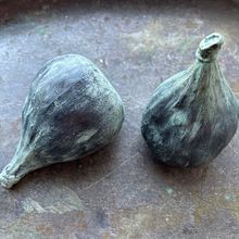 Fig fruit sculpture made of self-hardening clay with subsequent imitation of patinated bronze. Un proyecto de Escultura y Artesanía de Maryna Shkoliar - 24.10.2025