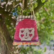 Tote bag tapestry. Un proyecto de Crochet, Diseño de complementos, DIY, Pattern Design, Tejido y Diseño textil de Aitziber Fernandez - 25.10.2025