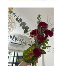 Crimson Balance. Un proyecto de Decoración de interiores, DIY, Diseño floral, vegetal, Diseño de interiores y Paisajismo de PITCHAPA KUMTA - 26.10.2025