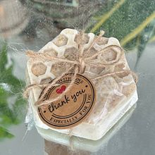 Jabón de Avena y miel . Un proyecto de Artesanía y DIY de Regina Lopez - 03.11.2025