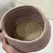 Cestería para principiantes: la técnica de espiral. Un proyecto de Diseño de complementos, Artesanía, Diseño de moda, Tejido y Diseño textil de Jessica Kraus - 07.11.2025